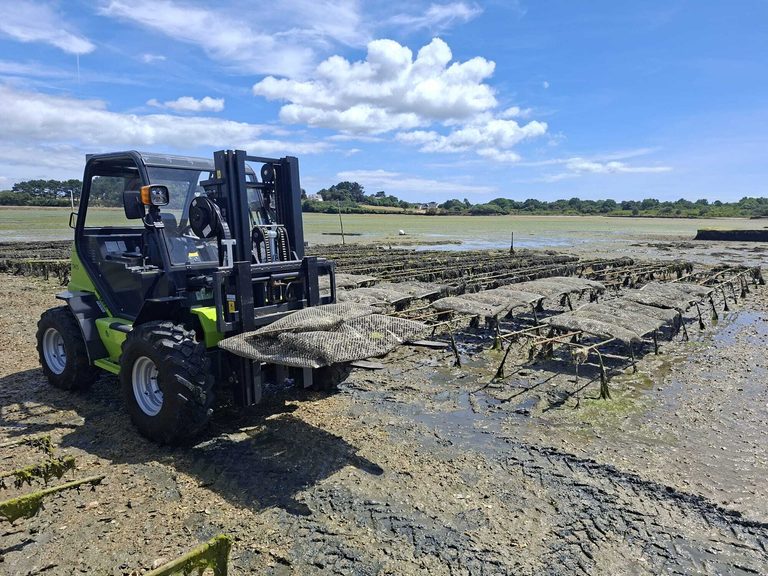 Carretilla elevadora todoterreno AGRIMAC en una explotación de conchicultura en Francia