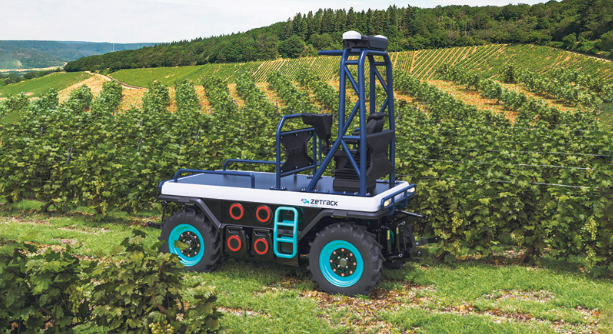 Vehículo agrícola eléctrico y conectado de ZeTrack trabajando entre viñedos